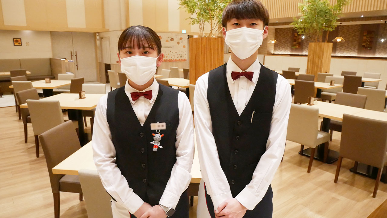 志戸平温泉株式会社の従業員の方が2名並んで写真に写っている様子